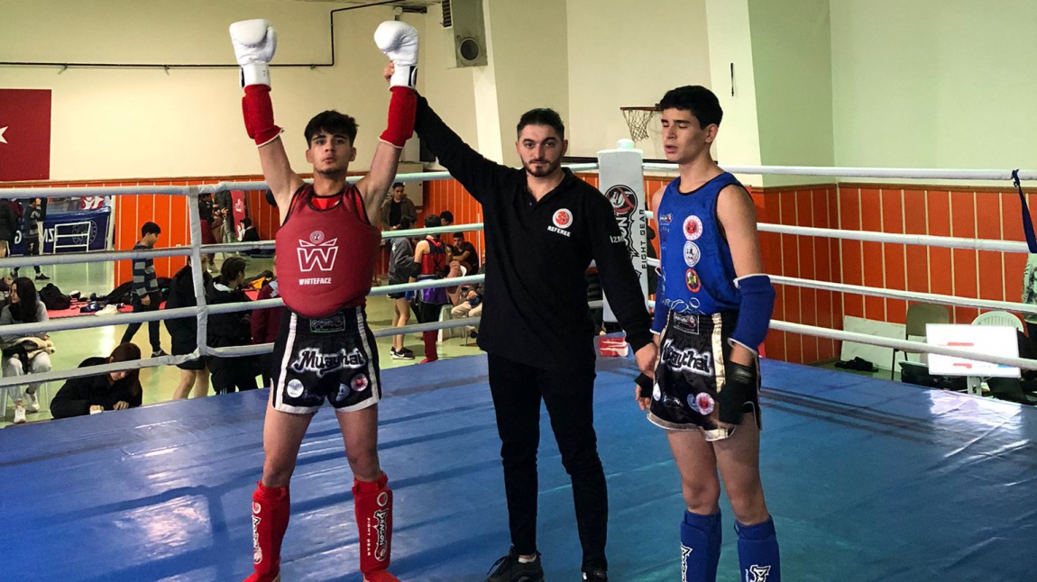 İzmir İli Okullar arası Muay Thai şampiyonasında öğrencimiz Arda Gültepe liseler arası İzmir şampiyonu oldu.